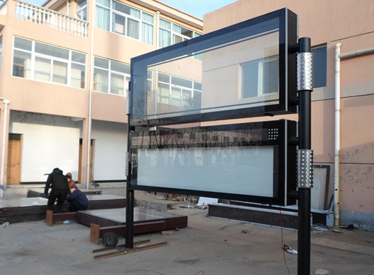 江苏宿迁一中学的阅报栏