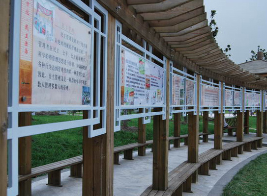 昆山一所中学的文化长廊使用的公告栏