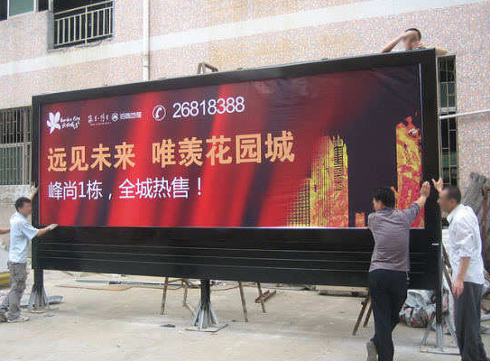深圳花园城大画面的滚动广告灯箱安装